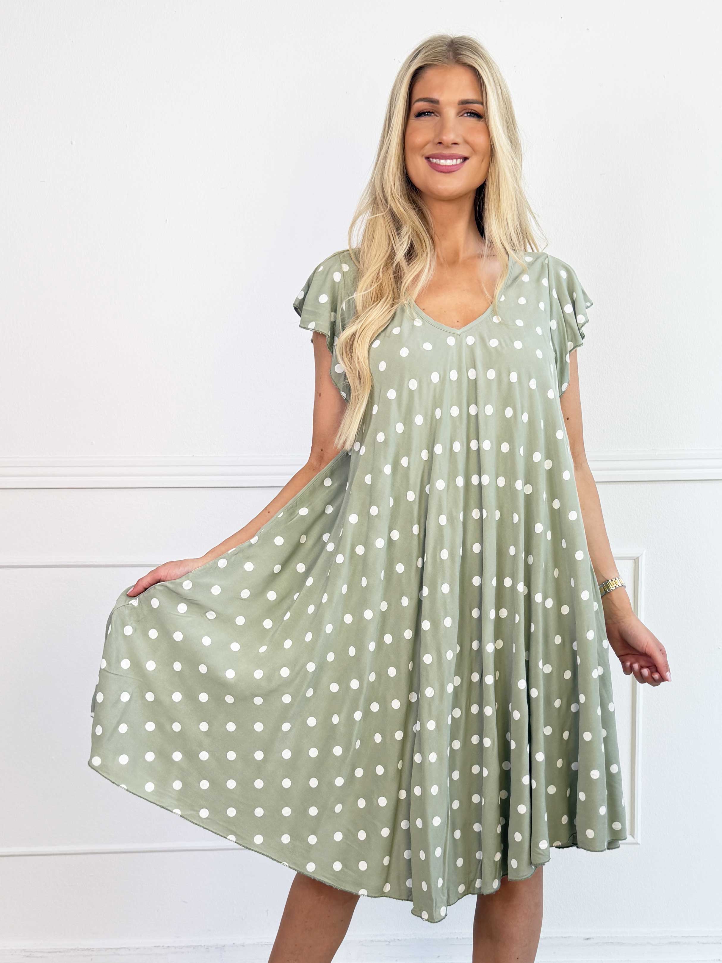 Elinora - Feminin plus size kjole i blød viskose med fine prikker og elegante flæseærmer